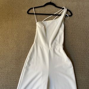 Dressy jumper one shoulder fit, with flowing pants leg.